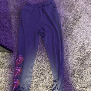 I’m selling these really comfy sweatpants there is nothing wrong with them.